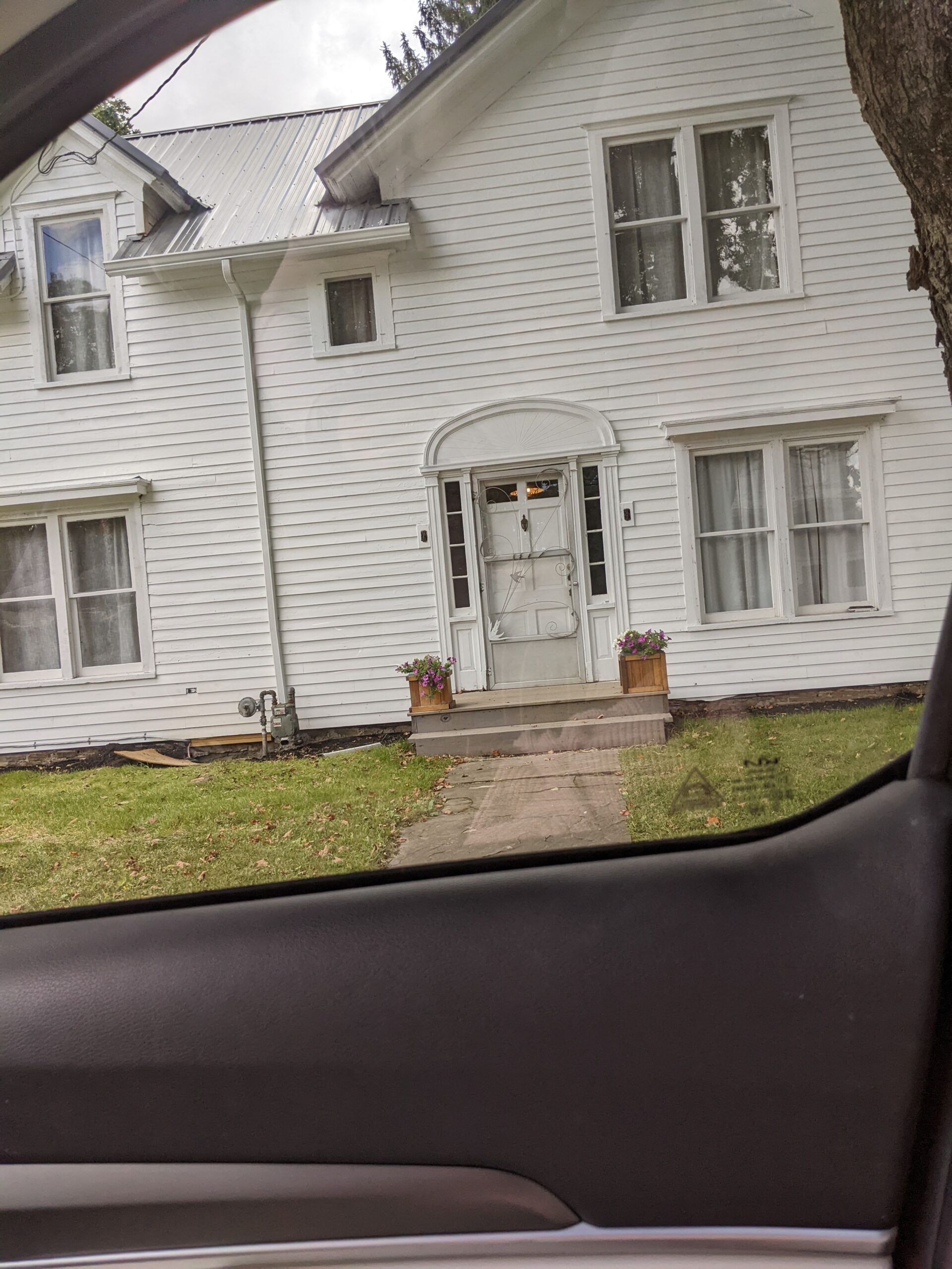 Photo of Colonial Home