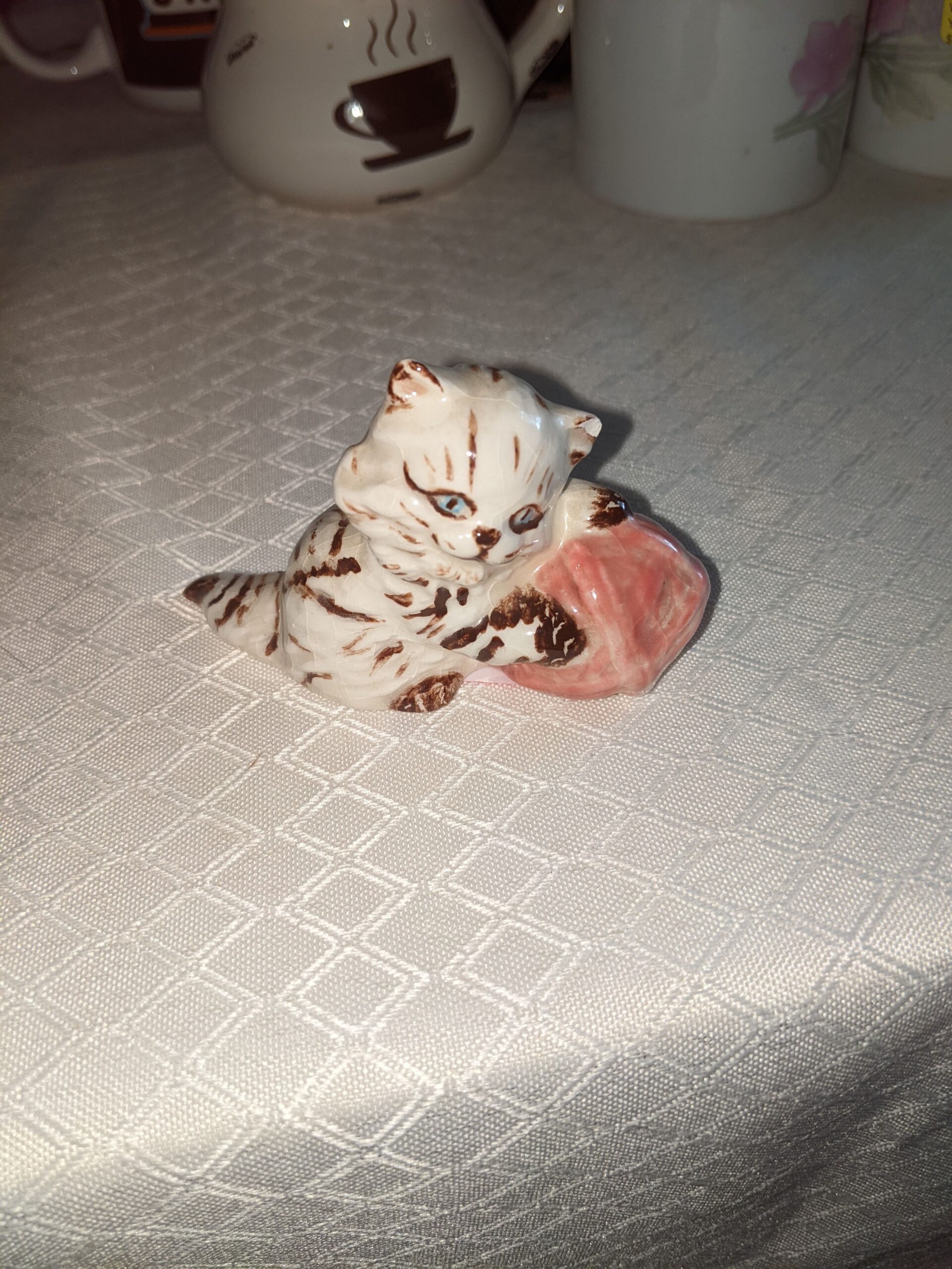Vintage Cat with pink ball of yarn